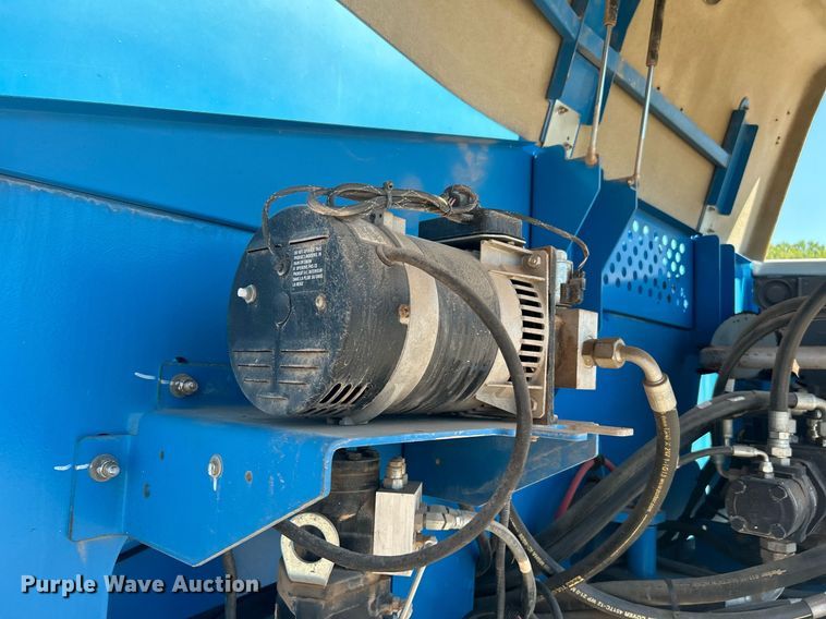 image for item DJ6249 2013 Genie S-65  boom lift