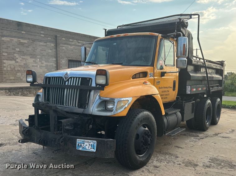 image for item DJ6283 2004 International 7400  dump truck