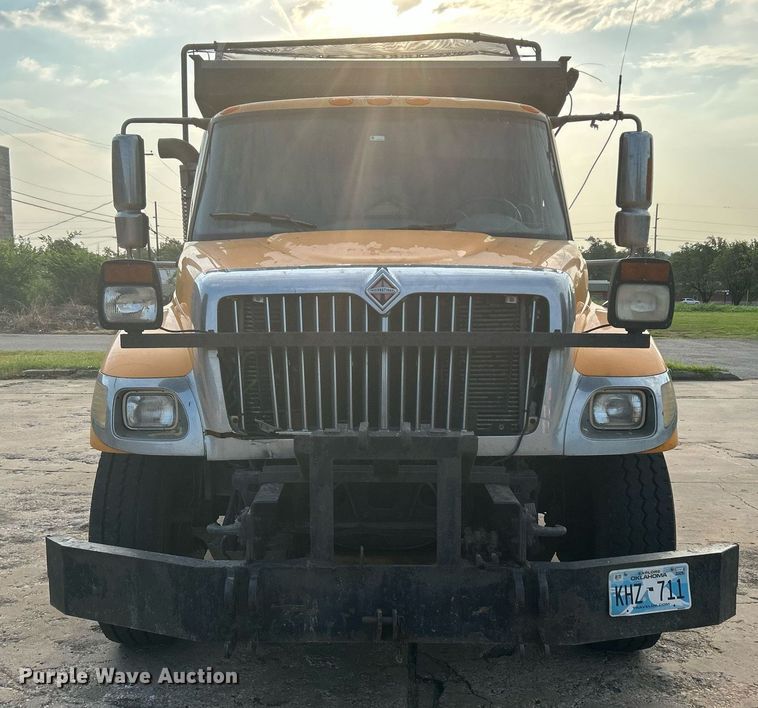 image for item DJ6283 2004 International 7400  dump truck