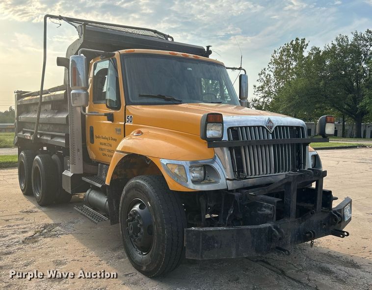 image for item DJ6283 2004 International 7400  dump truck