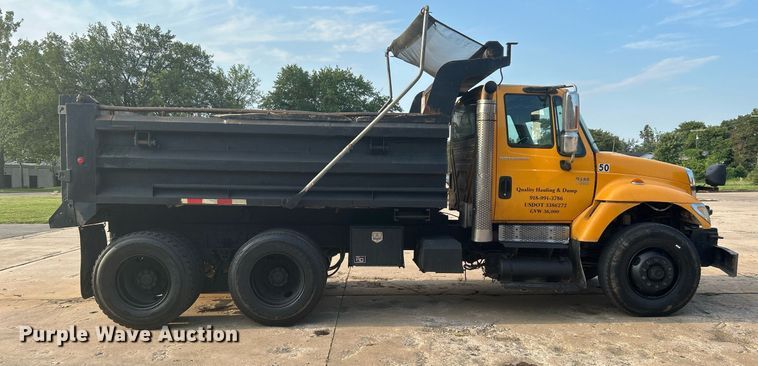 image for item DJ6283 2004 International 7400  dump truck