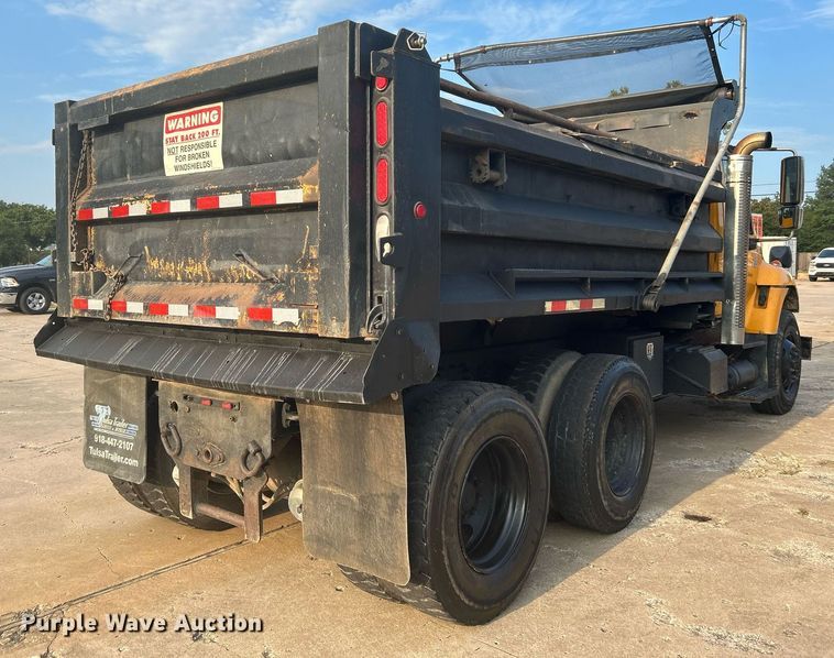image for item DJ6283 2004 International 7400  dump truck