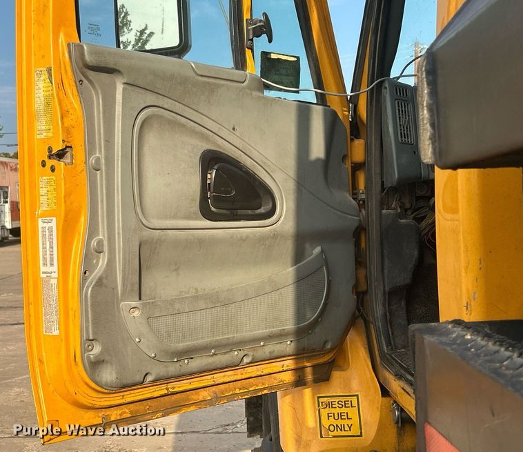 image for item DJ6283 2004 International 7400  dump truck