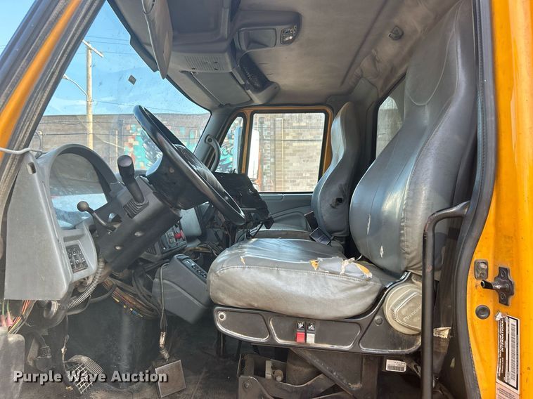 image for item DJ6283 2004 International 7400  dump truck