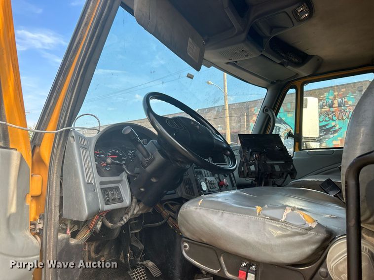 image for item DJ6283 2004 International 7400  dump truck