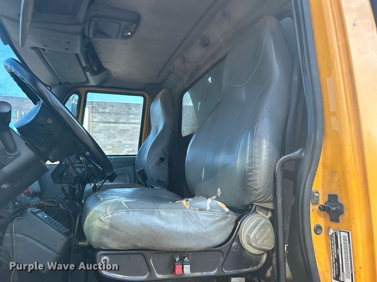 image for item DJ6283 2004 International 7400  dump truck