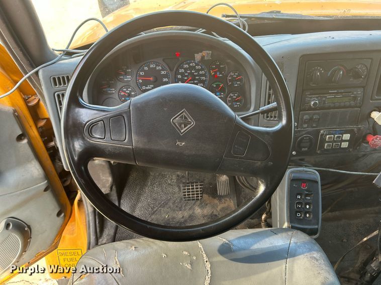 image for item DJ6283 2004 International 7400  dump truck