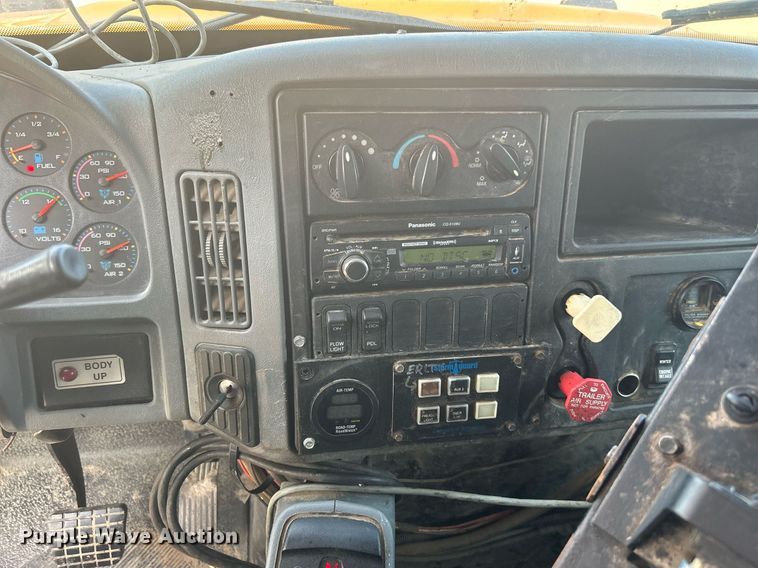 image for item DJ6283 2004 International 7400  dump truck