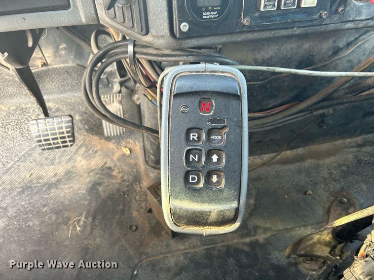 image for item DJ6283 2004 International 7400  dump truck