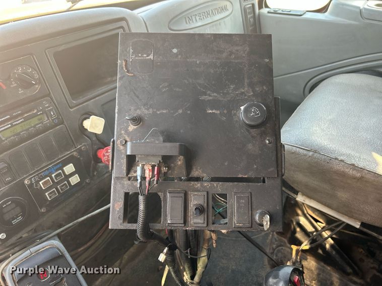 image for item DJ6283 2004 International 7400  dump truck