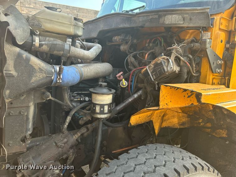 image for item DJ6283 2004 International 7400  dump truck