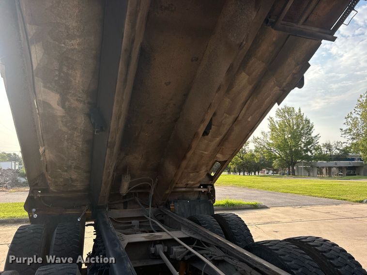 image for item DJ6283 2004 International 7400  dump truck