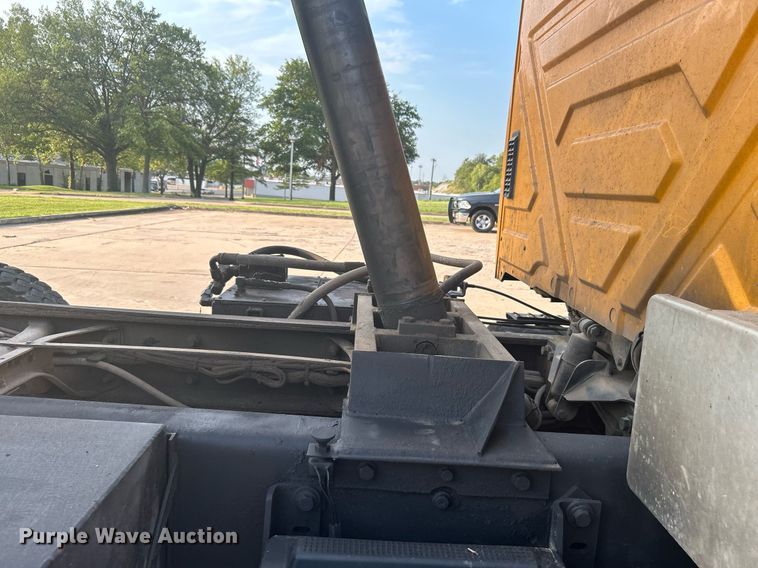 image for item DJ6283 2004 International 7400  dump truck