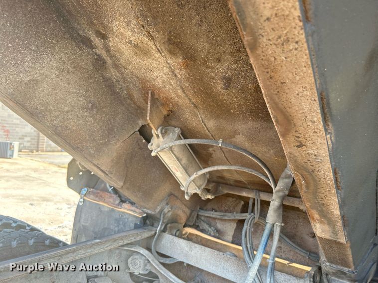 image for item DJ6283 2004 International 7400  dump truck