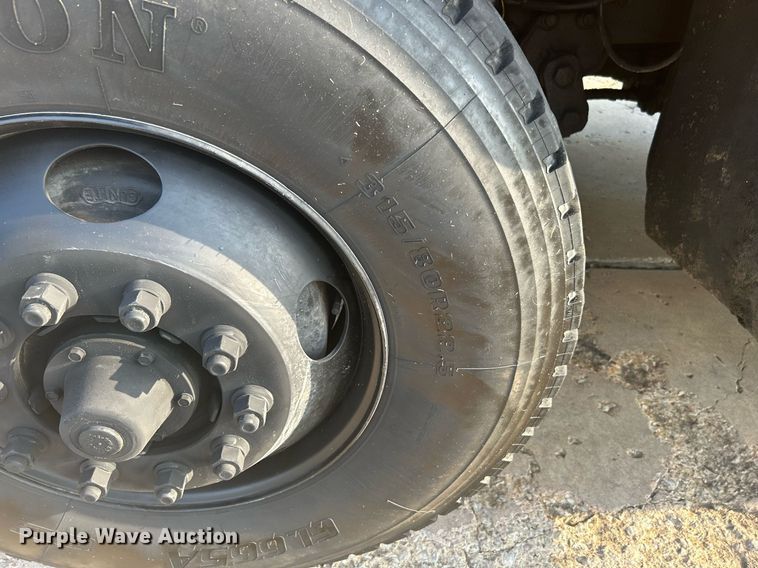 image for item DJ6283 2004 International 7400  dump truck