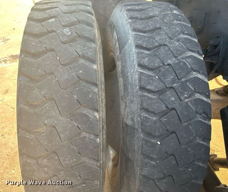 image for item DJ6283 2004 International 7400  dump truck