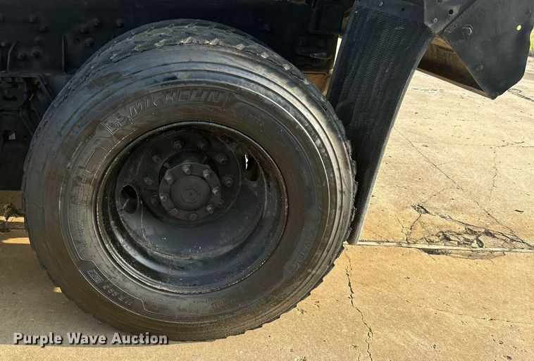 image for item DJ6283 2004 International 7400  dump truck