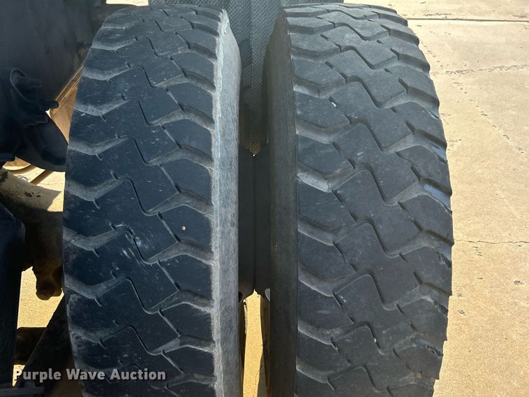 image for item DJ6283 2004 International 7400  dump truck