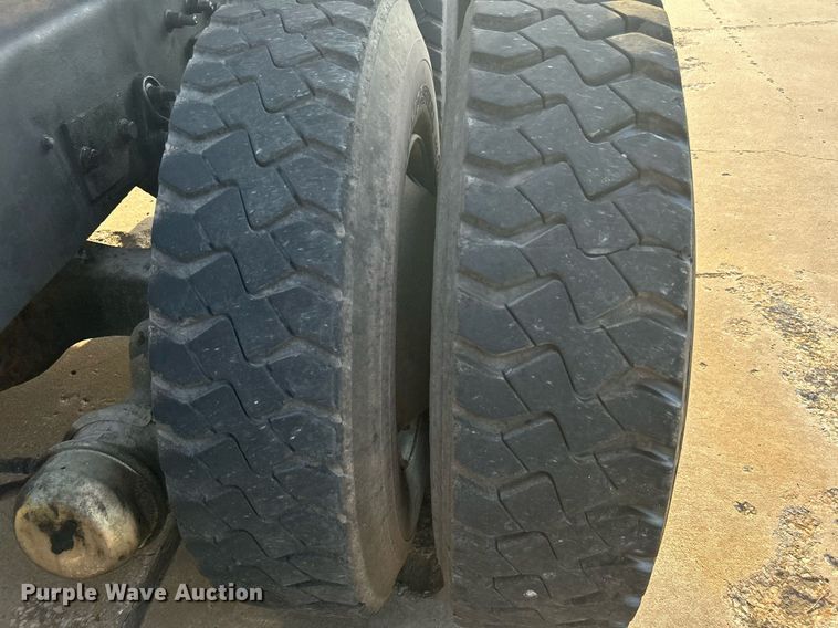 image for item DJ6283 2004 International 7400  dump truck