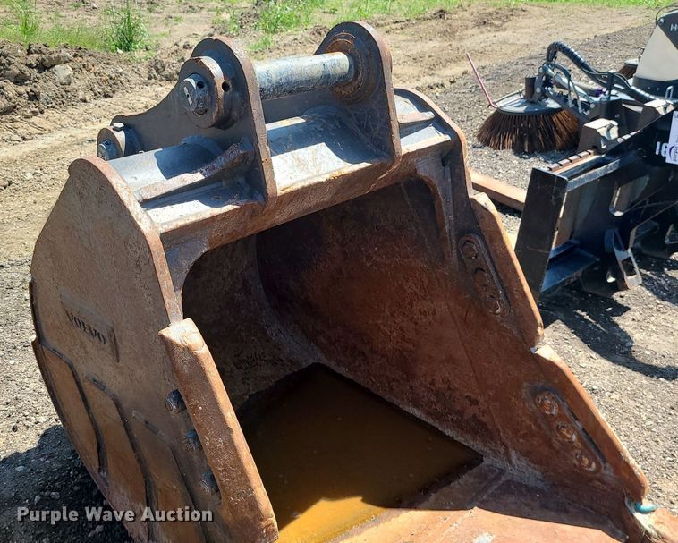 image for item DK3996 Volvo  42"W excavator bucket