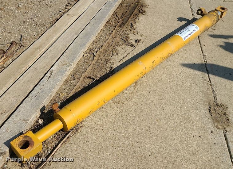 image for item DK4029 Caterpillar 140M  hydraulic side shift cylinder