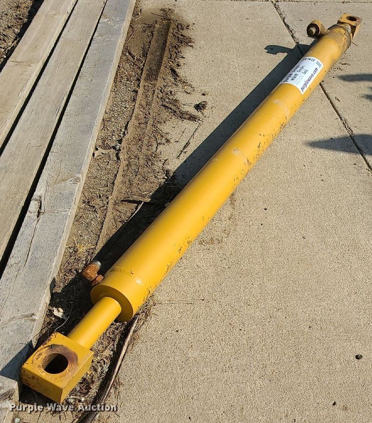 image for item DK4029 Caterpillar 140M  hydraulic side shift cylinder