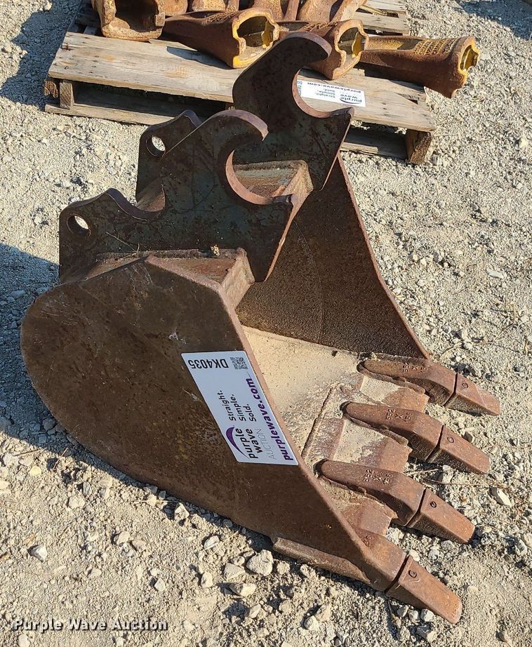 image for item DK4035 Kubota  18"W excavator bucket