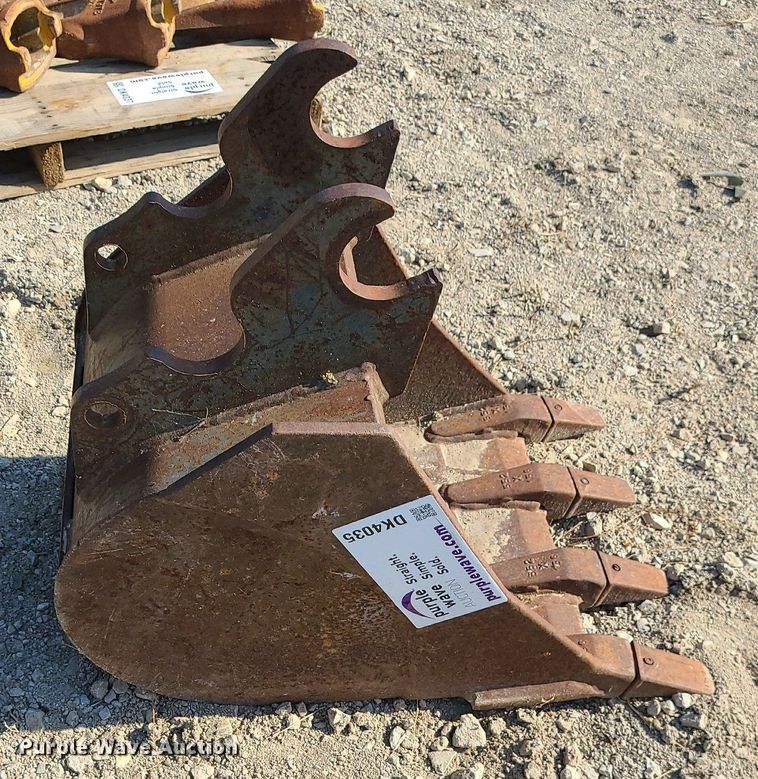 image for item DK4035 Kubota  18"W excavator bucket