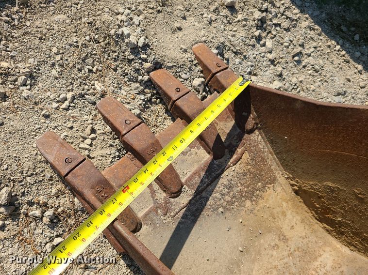 image for item DK4035 Kubota  18"W excavator bucket