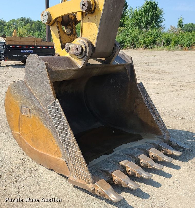 image for item DK4053 Caterpillar  74"W excavator bucket