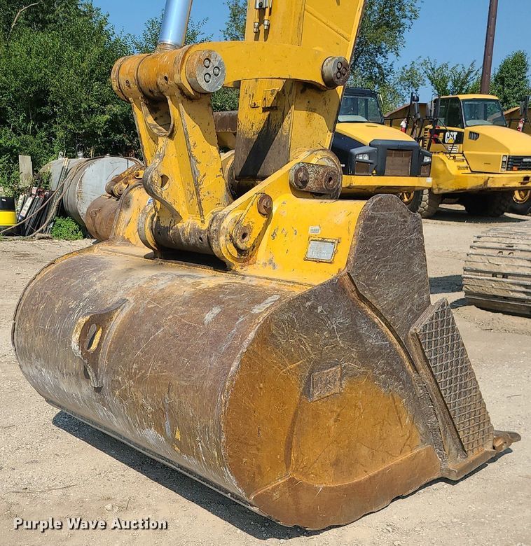 image for item DK4053 Caterpillar  74"W excavator bucket