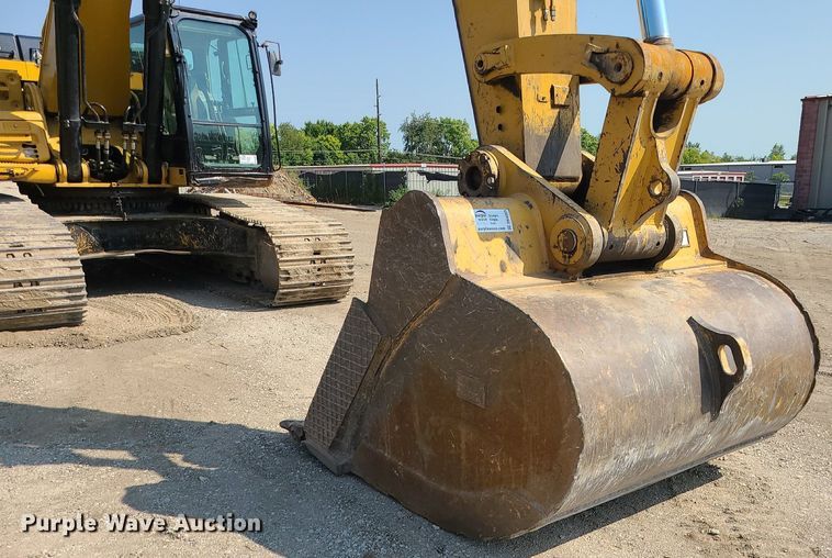 image for item DK4053 Caterpillar  74"W excavator bucket