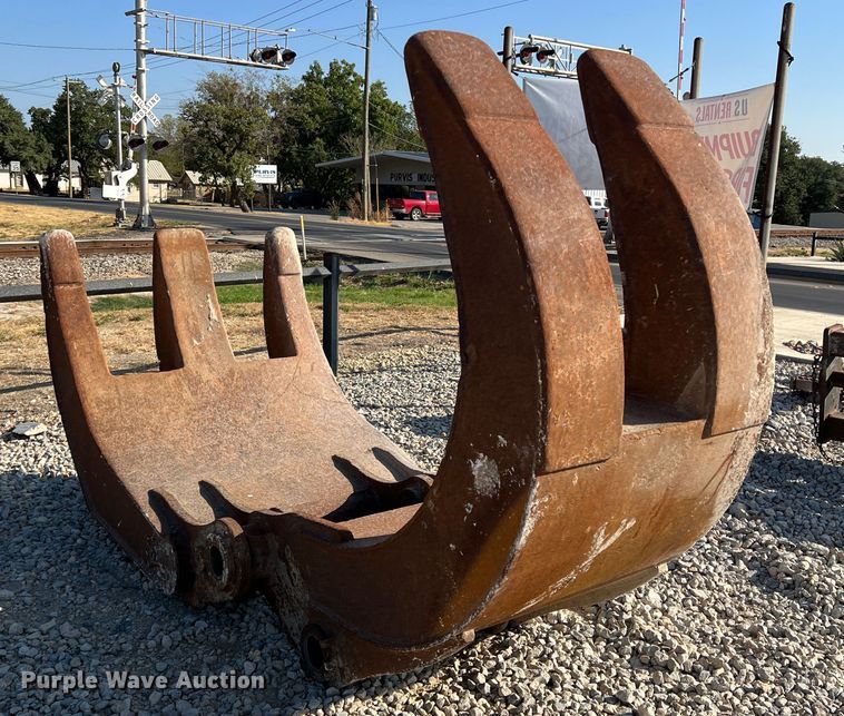 image for item DN3147 52" W excavator grapple