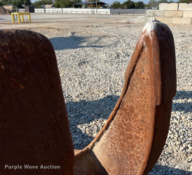 image for item DN3147 52" W excavator grapple