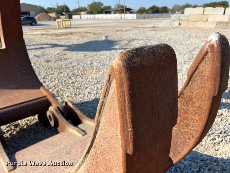 image for item DN3147 52" W excavator grapple