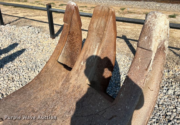 image for item DN3147 52" W excavator grapple