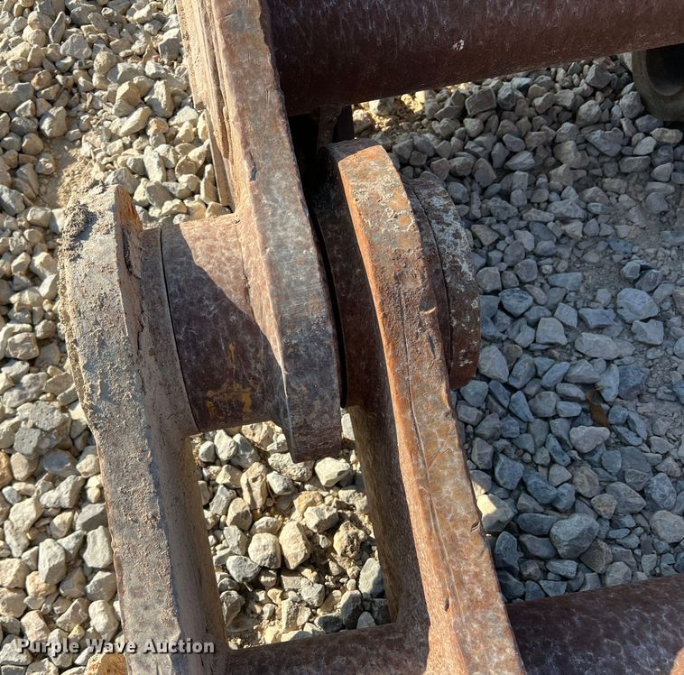 image for item DN3147 52" W excavator grapple