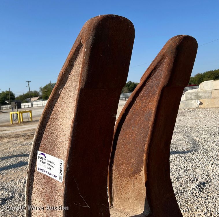 image for item DN3147 52" W excavator grapple