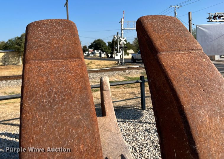 image for item DN3147 52" W excavator grapple