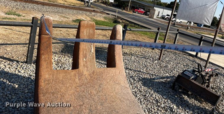 image for item DN3147 52" W excavator grapple