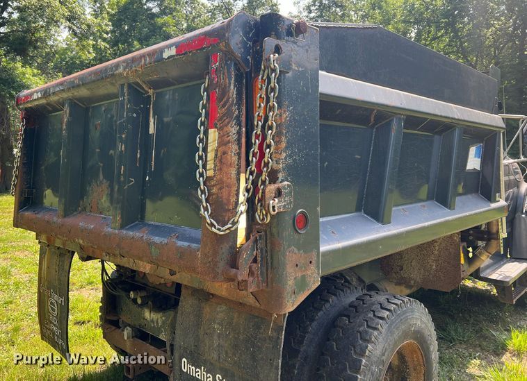 image for item DO2188 1997 Ford F800  dump truck