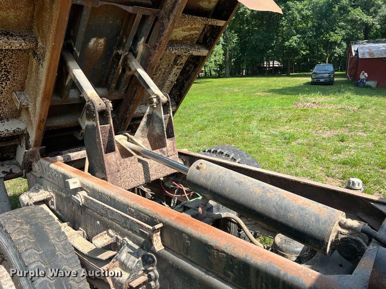 image for item DO2188 1997 Ford F800  dump truck