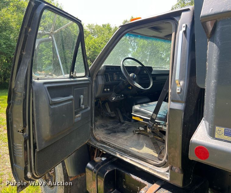 image for item DO2188 1997 Ford F800  dump truck