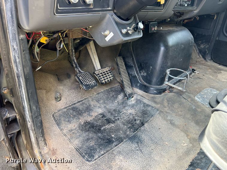 image for item DO2188 1997 Ford F800  dump truck