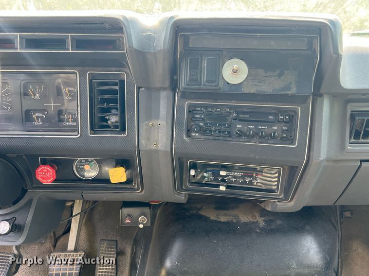 image for item DO2188 1997 Ford F800  dump truck