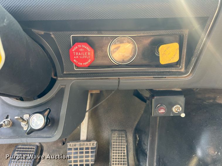 image for item DO2188 1997 Ford F800  dump truck