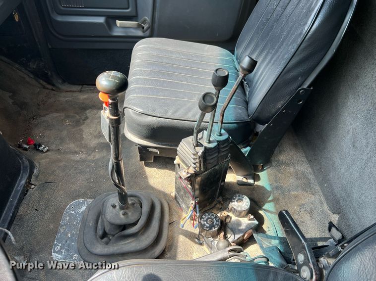 image for item DO2188 1997 Ford F800  dump truck