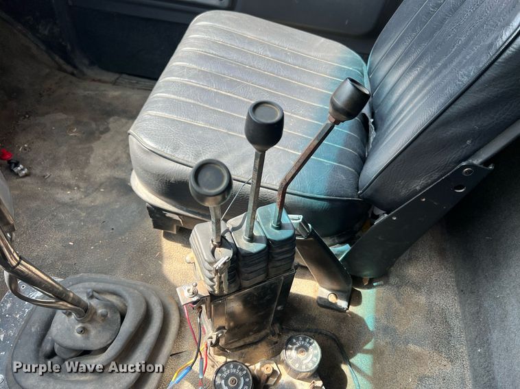 image for item DO2188 1997 Ford F800  dump truck