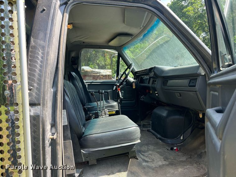 image for item DO2188 1997 Ford F800  dump truck