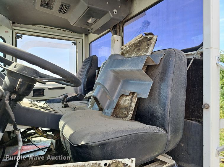 image for item DO2745 1996 Elgin Pelican Series P  street sweeper